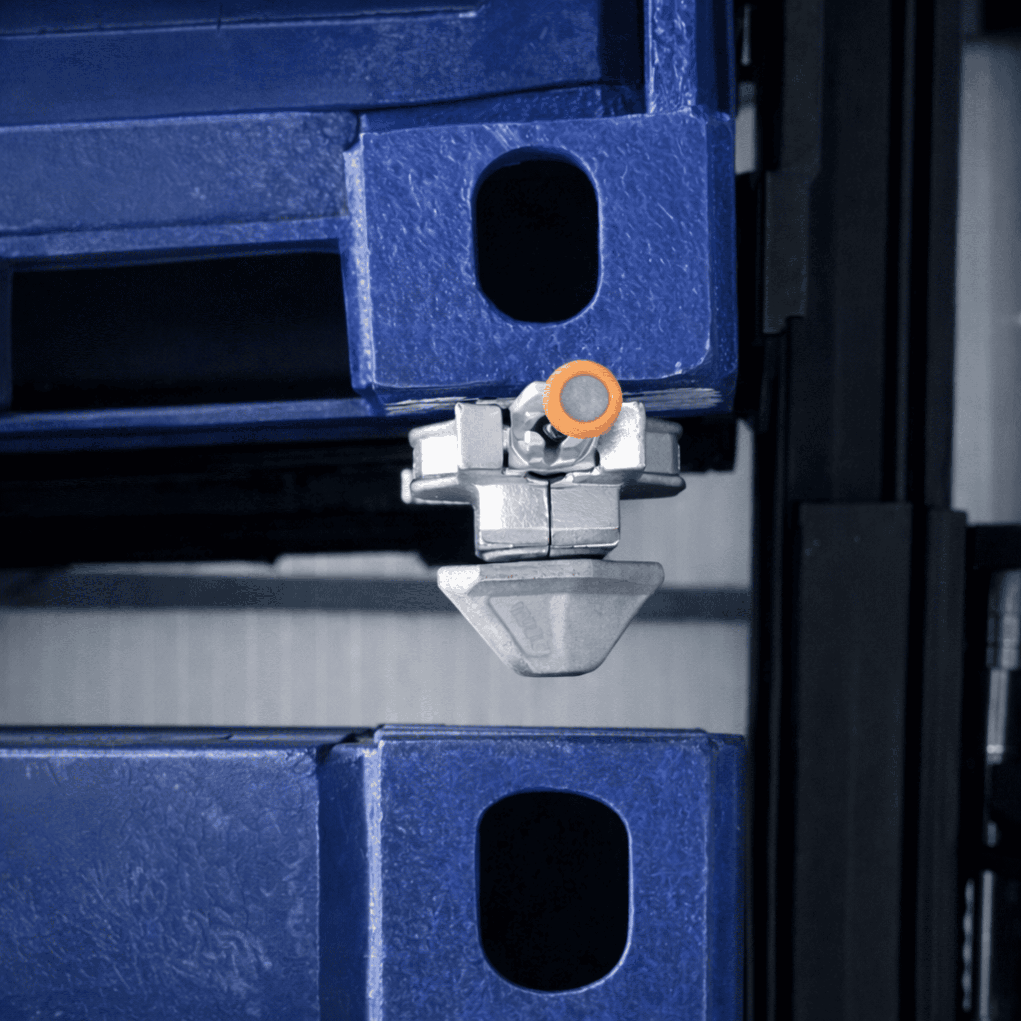 Semi Automatic Twist Lock